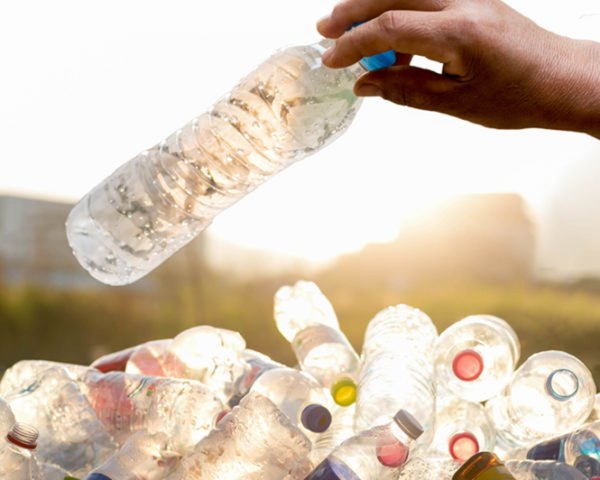 一堆塑料水瓶