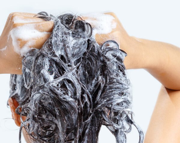 女人用洗发水洗头