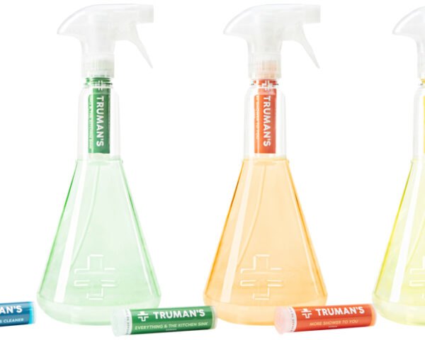 四种不同颜色的清洗液喷瓶