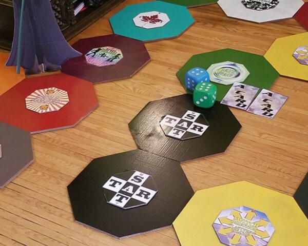 彩色DIY游戏板瓷砖和两个骰子