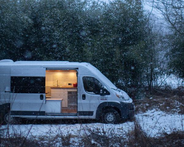 白雪皑皑的森林里，白色敞篷货车