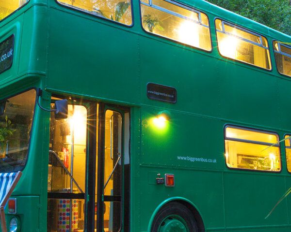 绿色公共汽车的侧视图。