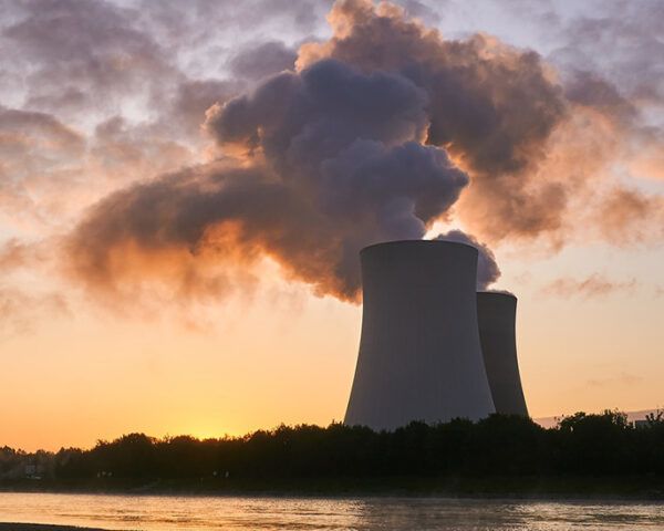 日落时分的核电站冷却塔
