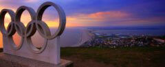 海岸边的灰色奥运五环雕像。