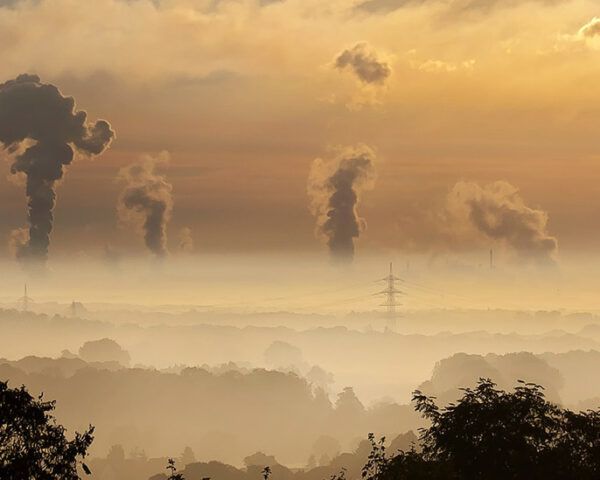 工厂排放的烟雾导致了气候变化。