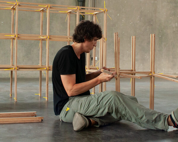 一名男子坐在地板上组装利斯顿项目