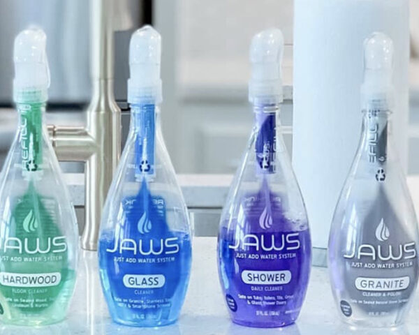 JAWS清洁瓶排在柜台上，旁边有一堆清洁湿巾