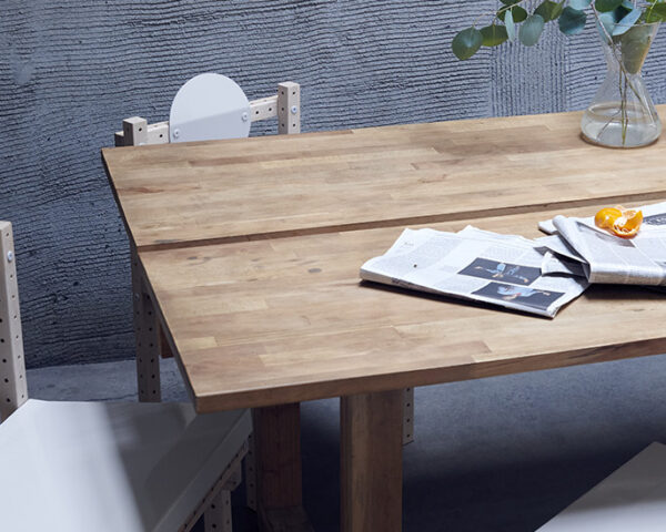 一张木制的长方形长桌，桌子周围放着椅子