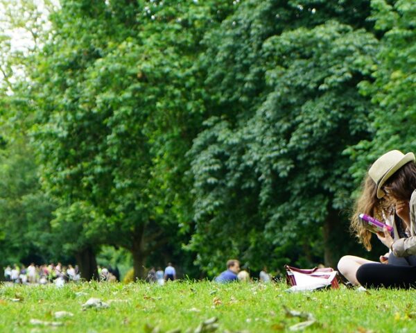 一个女人坐在草地公园里