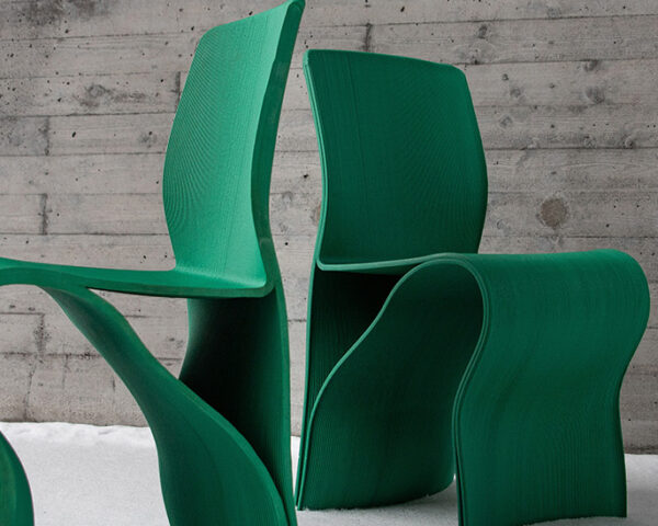 两把背对着的绿色椅子