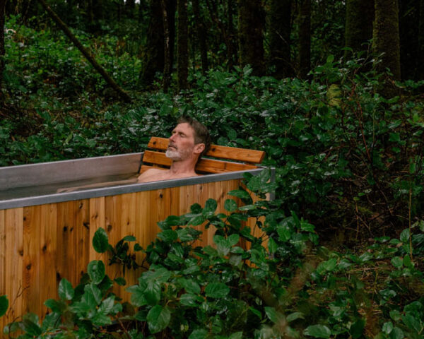 在树林里享受着GOODLAND木材烧制的热水浴缸