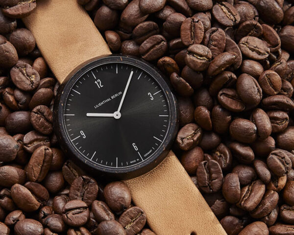 一块被咖啡豆包围的手表
