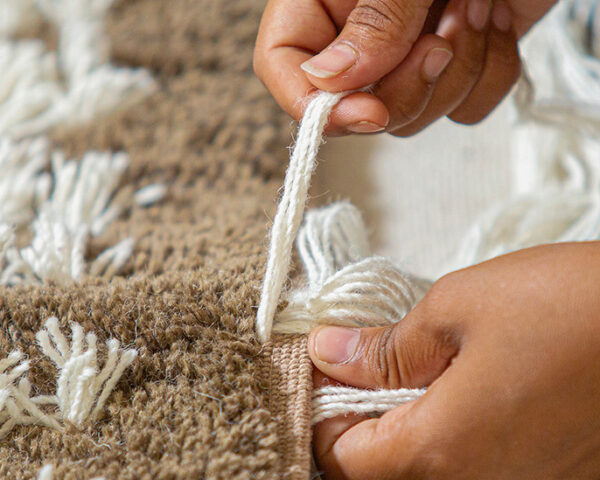 近距离的两只手在编织地毯