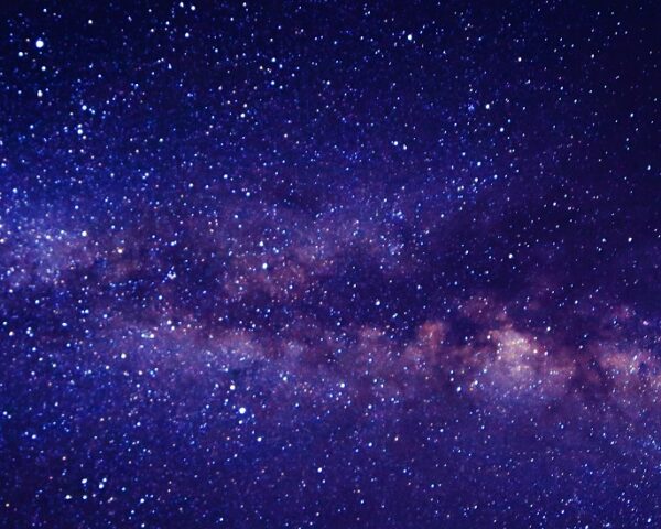 一个由紫色、深蓝色和粉红色组成的充满恒星的星系
