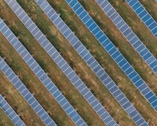一排排的太阳能电池板从空中拍摄下来