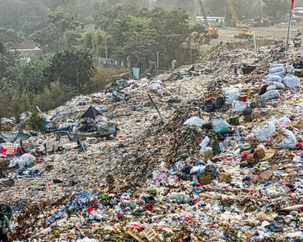 充满污染和废物的垃圾填埋场