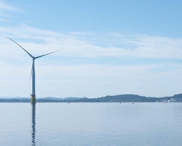 挪威海面上漂浮的风力发电场