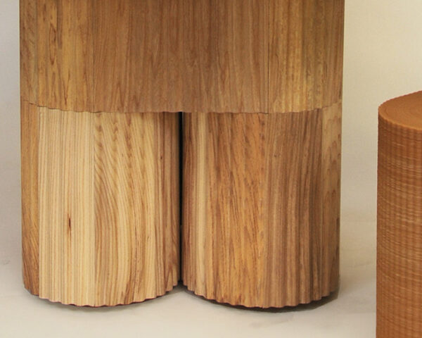 木桌腿和旁边的小木凳