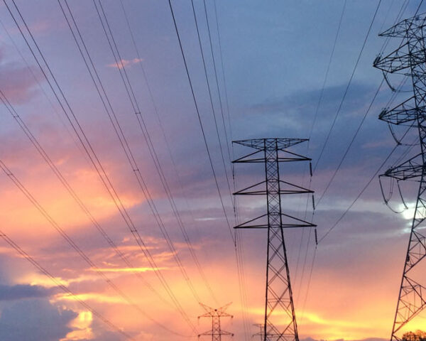电线在五彩缤纷的日落前