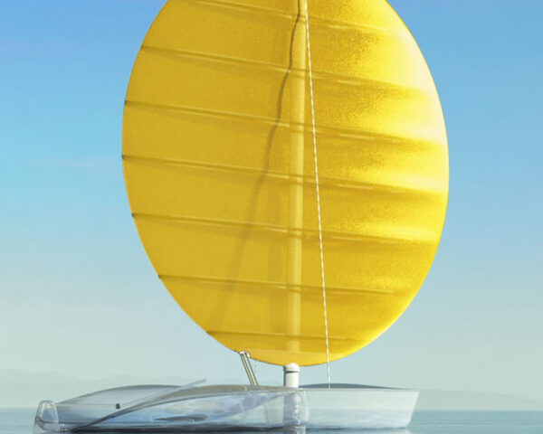 黄色的圆帆在水中清澈的帆船上