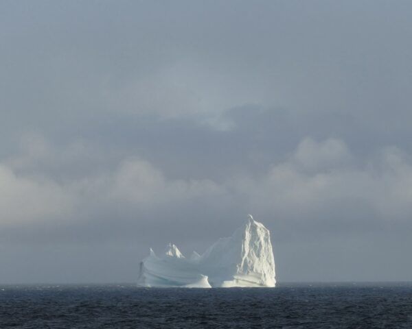 远处有一座冰川岛的地平线