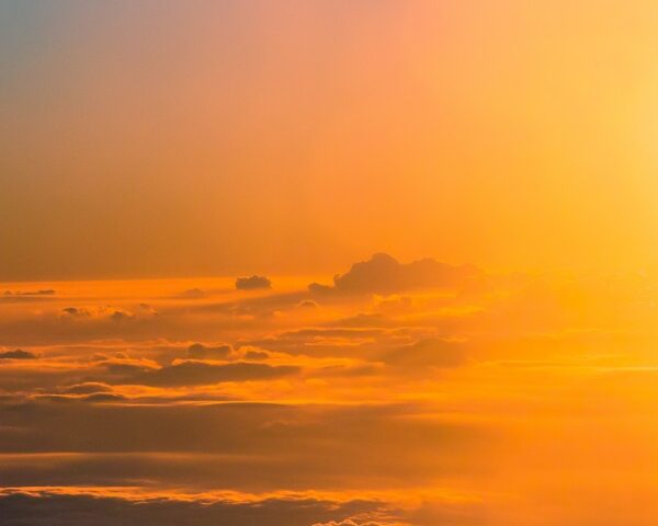 天空中的太阳在夕阳中呈现出朦胧的橙色
